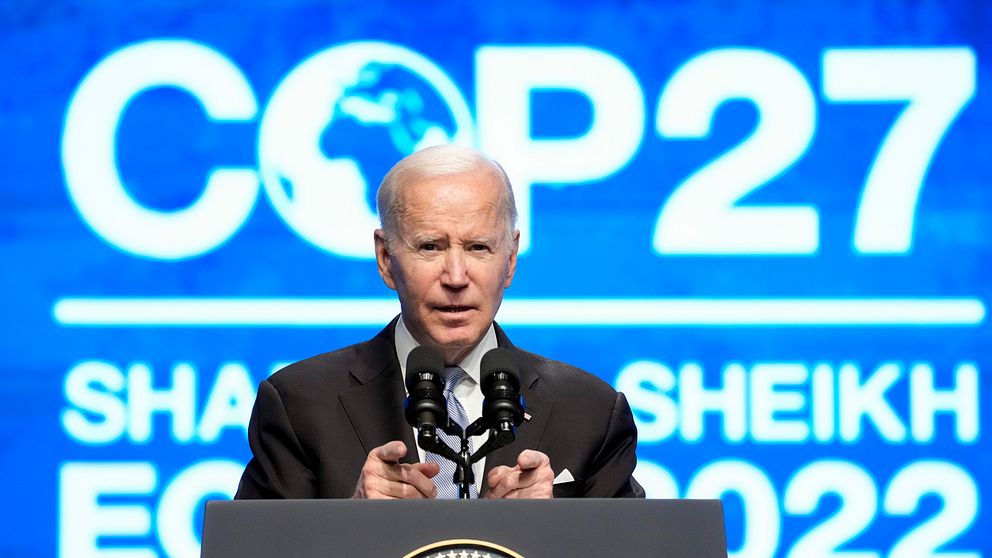 Joe Biden i en talarstol framför en skylt med texten COP27