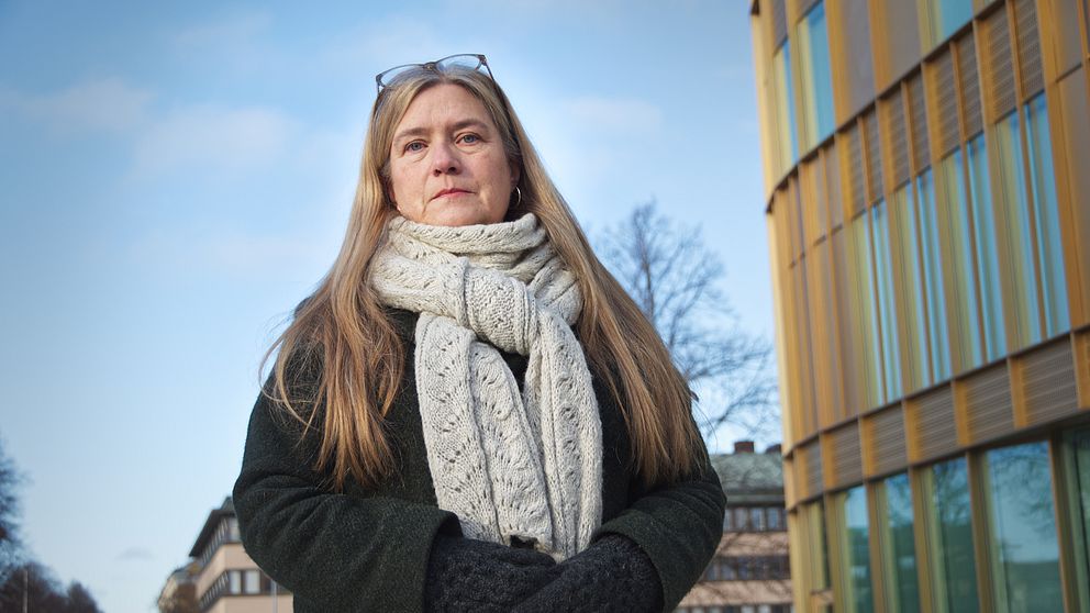 Helene Börjesson framför Agnes kulturhus i Gävle.