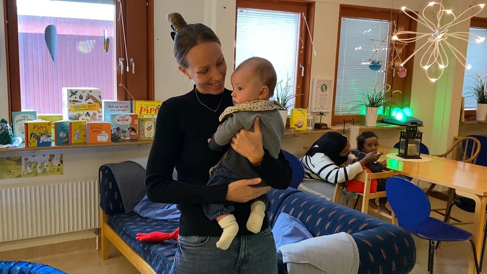Fembarnsmamman Christin Bostedt, utmanar trenden med minskat barnafödande. I videon ser vi henne med sitt yngsta barn, Sam, på den öppna förskolan i Sundsvall.