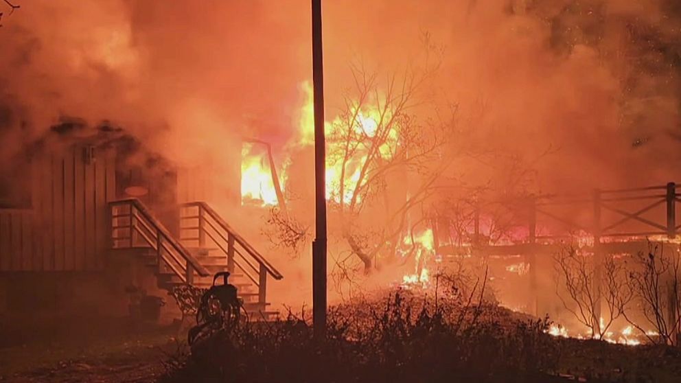 Öppna lågor från en villa på Tjörn