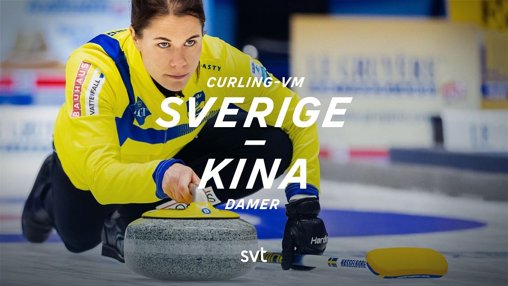 En curlingspelare från Sverige sopar stenen med texten ”Curling VM Sverige – Kina damer”.