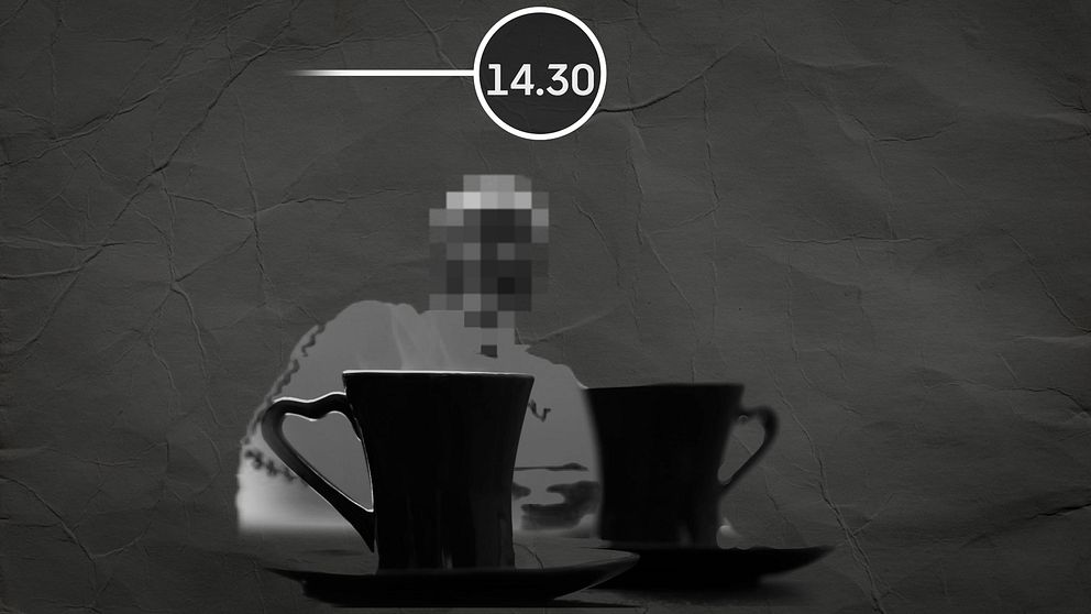 En suddig, svartvit bild av två kaffekoppar med tallrikar, placerade i förgrunden. I bakgrunden syns en oskarp person, medan en tid i form av ”14.30” är placerad ovanför.