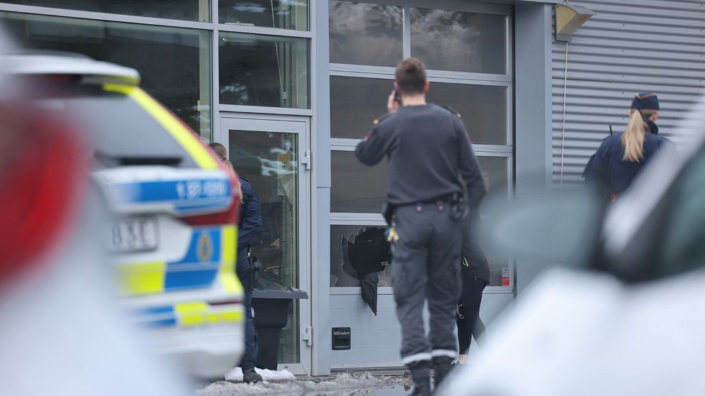 Polis och väktare på plats vid en bilhandlare i Södertälje där en brandattack ägt rum.