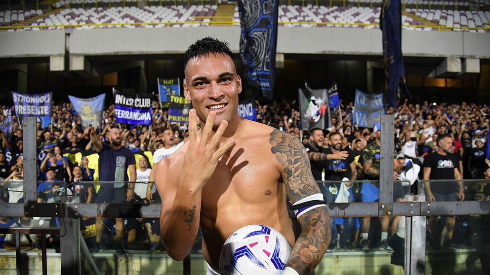 Lautaro Martinez  visar upp fyra fingrar för kameran efter sina för mål för Inter.
