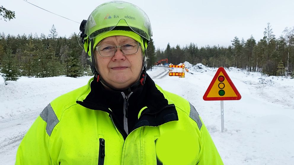 Trafikvakten Birgitta står vid ett vägarbete i Sundsvall.