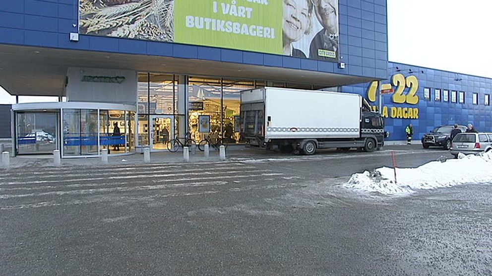 Entrén till City gross i Örebro Boglundsängen. Innan entrén syns en lastbil med vitt flak.