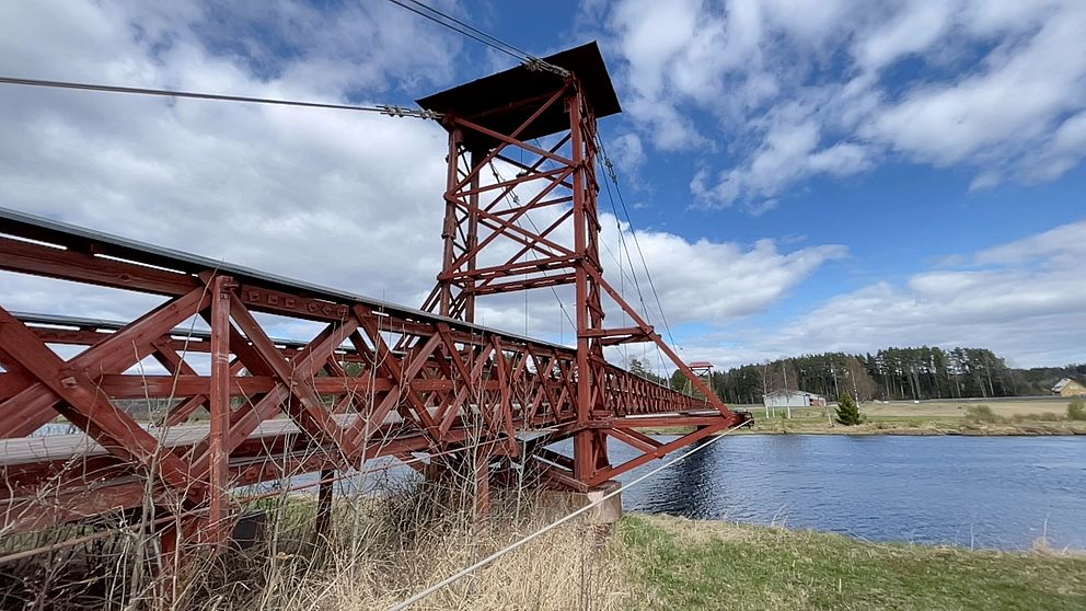 En röd hängbro i trä i Lima