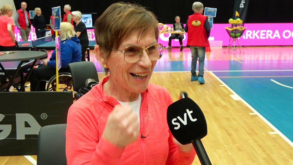 Sonja Johansson knyter bägge nävarna entusiastiskt när hon pratar om pensionärernas boxning på SM-veckan i Luleå.