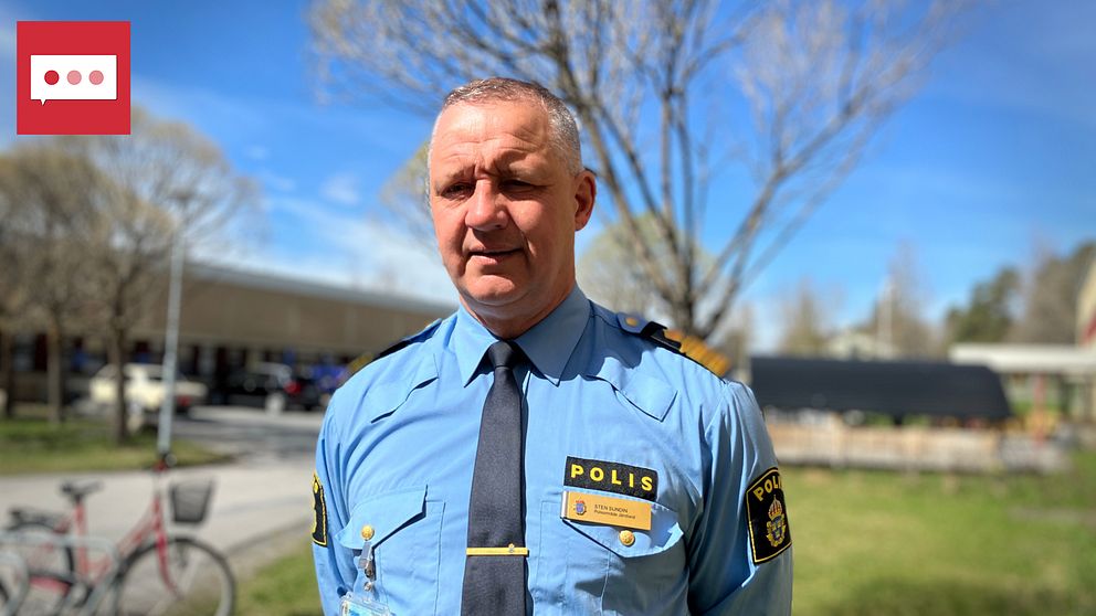 Sten Sundin, polis står i blå polisskjorta och slips i ett soligt Östersund.