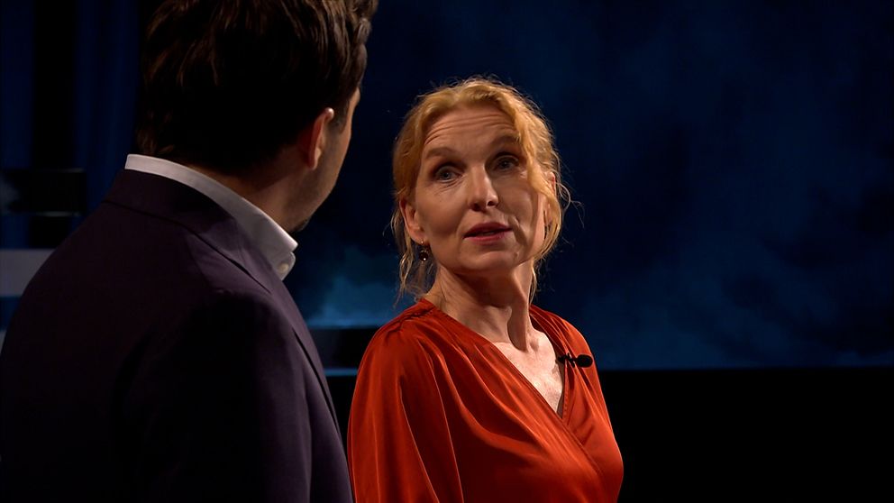 Anna Mia Ekström vänder sig mot Benjamin Dousa (M) i Agendas studio.