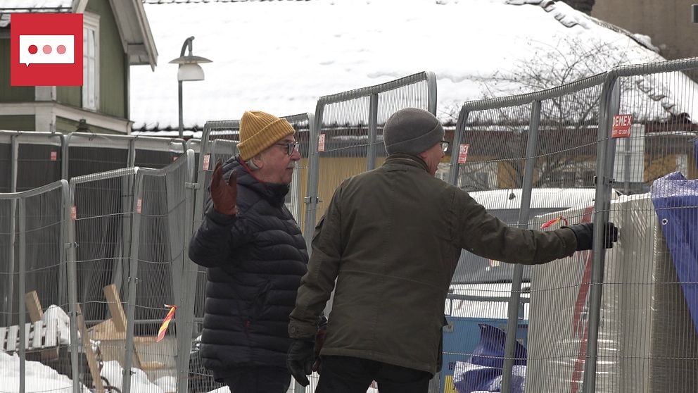 Två män inspekterar byggarbetsplats