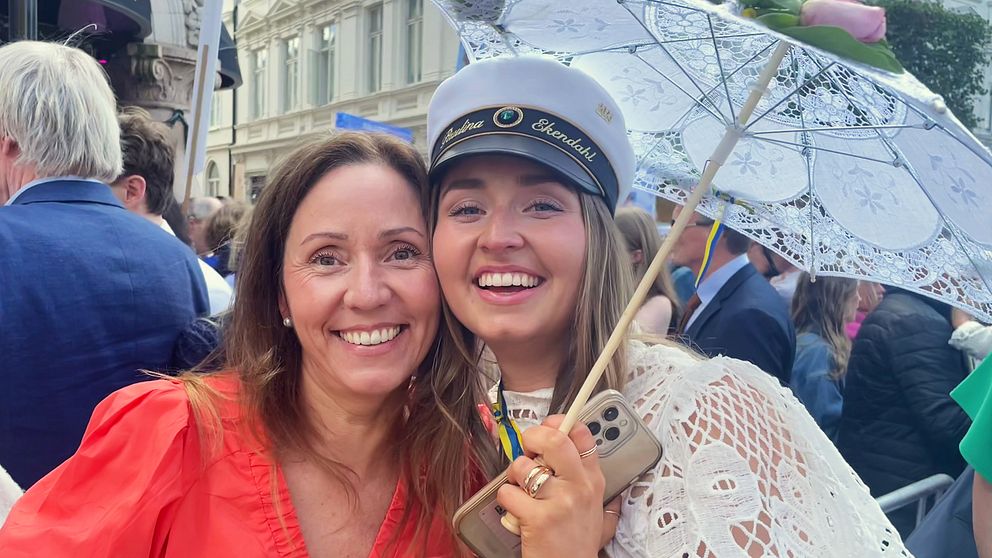 Studenten Paulina Ekengren tillsammans med sin mamma nedanför terrasstrapporna i Helsingborg..
