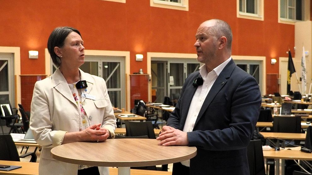 Regionpolitikerna Jennie Forsblom (KD) och Magnus Svensson (C) står intill ett ståbord och diskuterar.