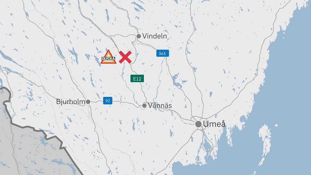 Grafik-karta med olycksplatsen på E12 norr om Tvärålund markerad. Städer syns är Umeå, Vännäs, Bjurholm och Vindeln.