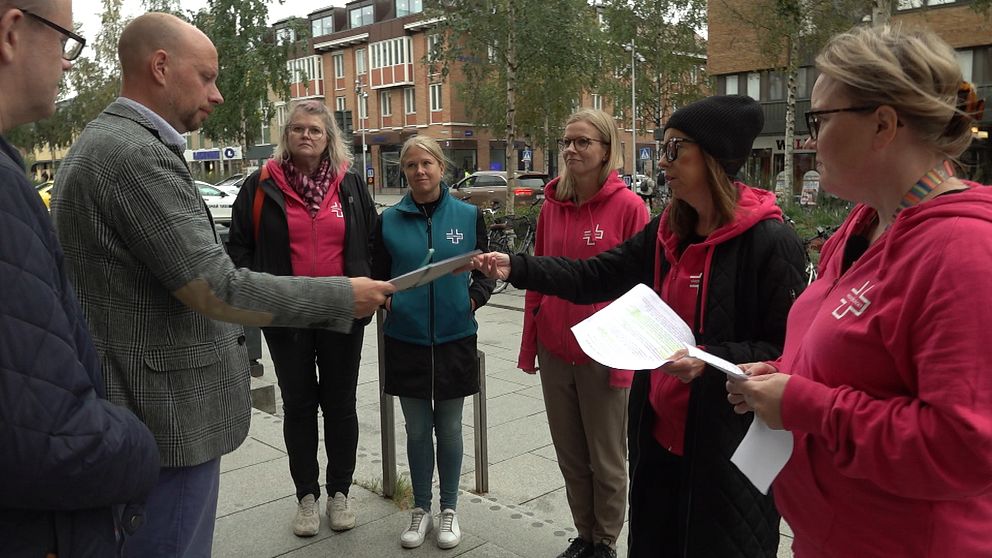 Vårdförbundet lämnar protestlista till Umeås kommunalråd