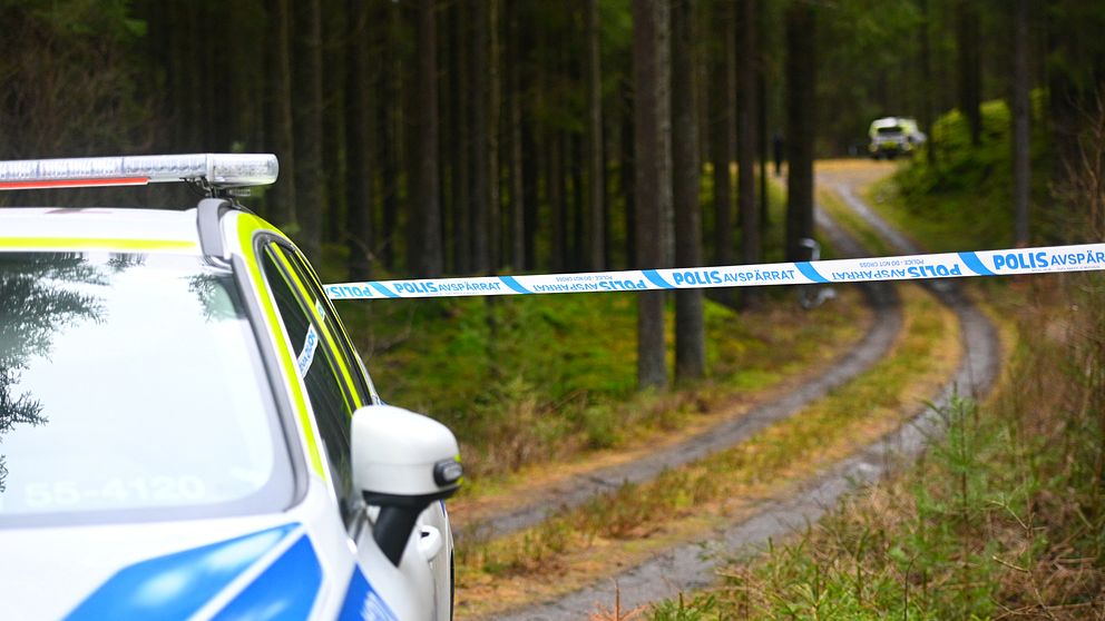 Polisen har spärrat av ett skogsområde i Ullaredstrakten.