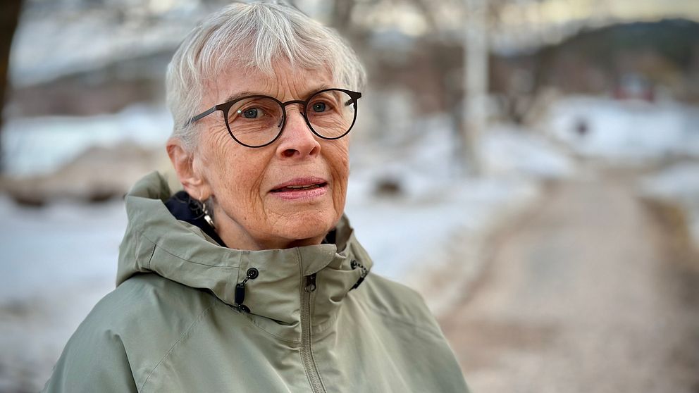 Anette Nybom (S) i mörkbågade glasögon och vindjacka.