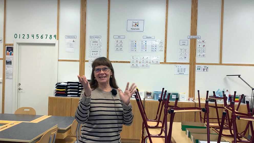 Marie-Anne Eklund, rektor på Krylbo Skola, står i ett klassrum och berättar om hur skolan rekryterar behöriga lärare.