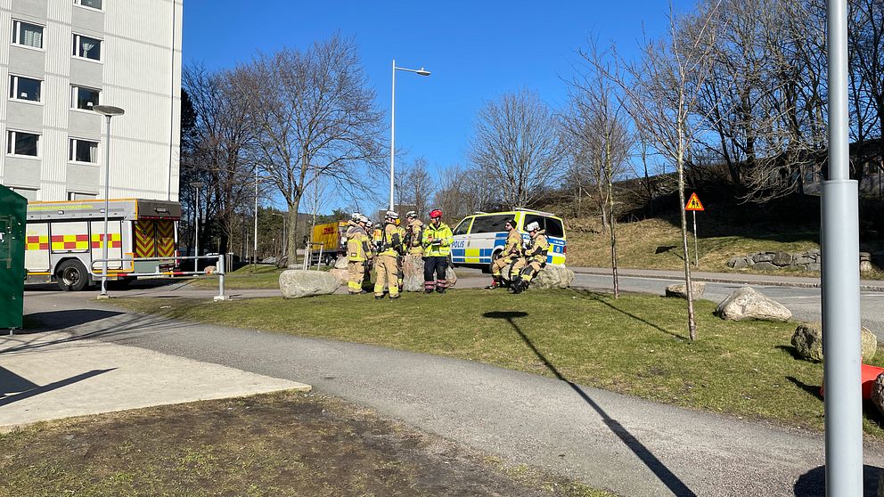 Räddningstjänst på plats efter larmet om ett misstänkt farligt föremål i Frölunda, Göteborg.