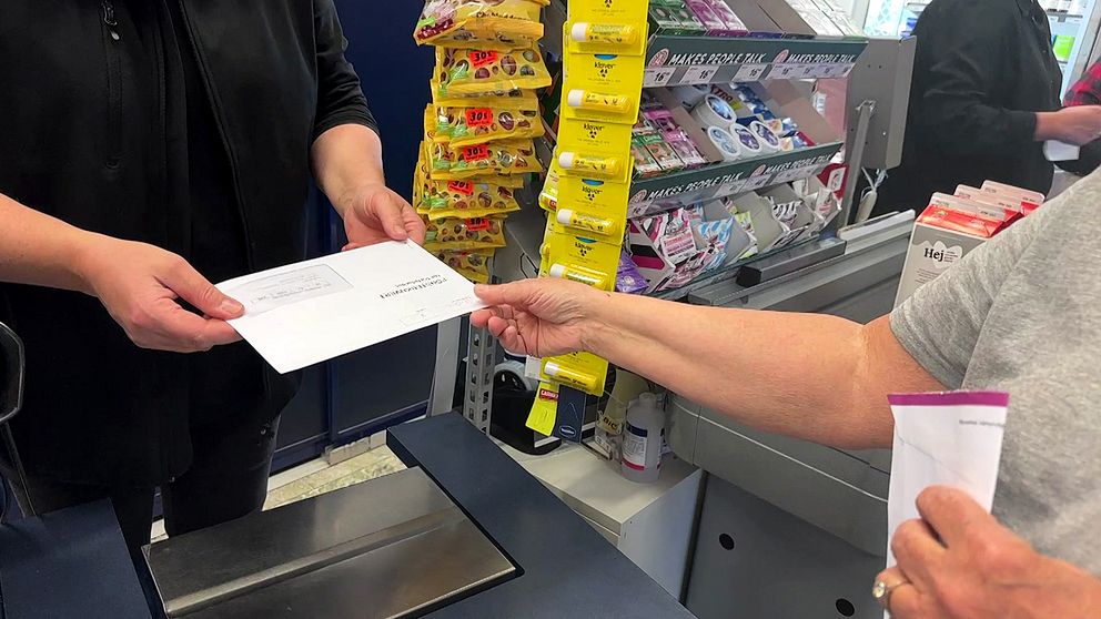 hand tar kuvert med röstsedel till EU-valet inne på matbutik i Grythyttan där man kan förtidsrösta