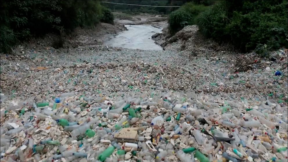 Plastberg längs floden  Rio Motagua i Guatemala