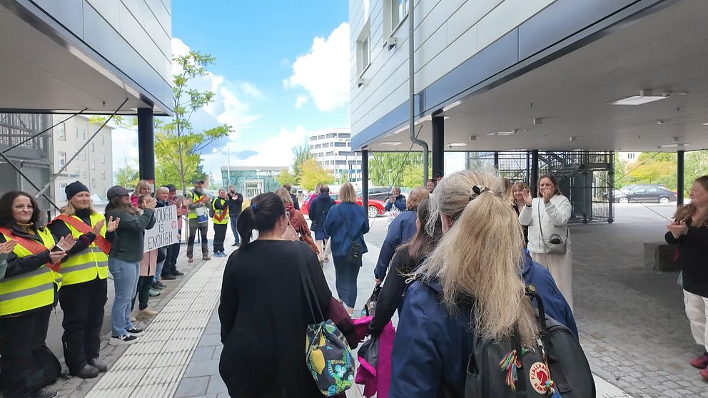 Strejkande sjuksköterskor lämnar Norrlands universitetssjukhus