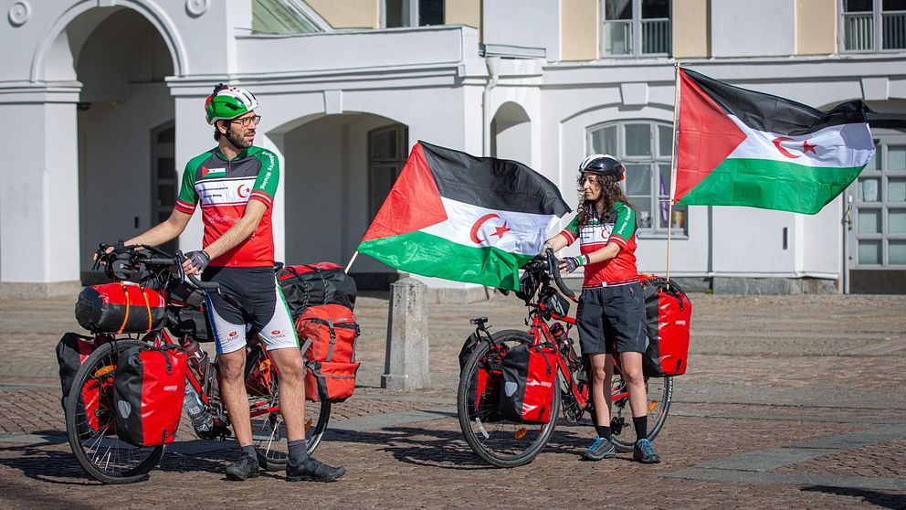 Benjamin Ladraa och Sanna Ghotbi med sina cyklar, dekorerade med Västsaharas flagga.