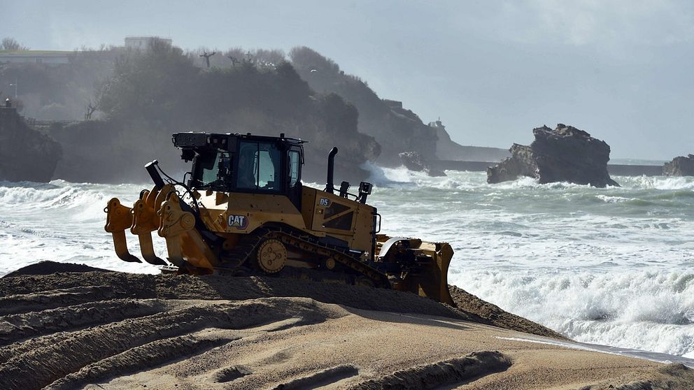 Bulldozer på stranden i Biarritz