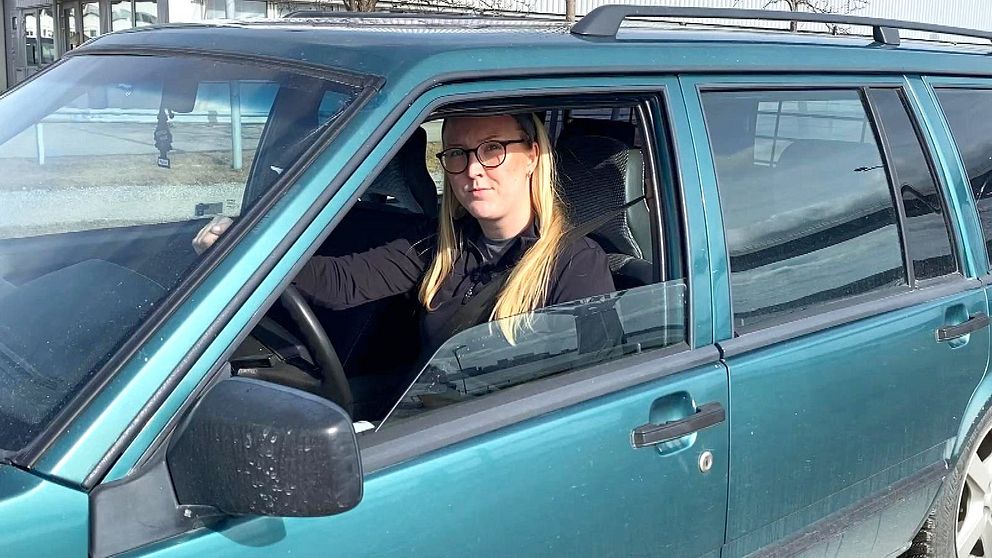 Reporter sitter i en grön volvo.