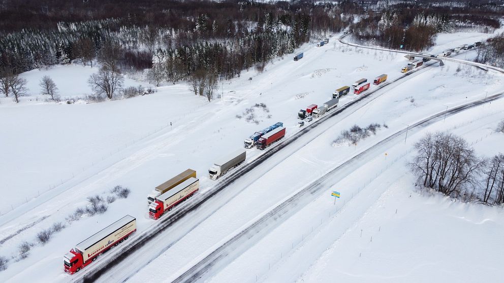 Lastbilar i kö. Snö.