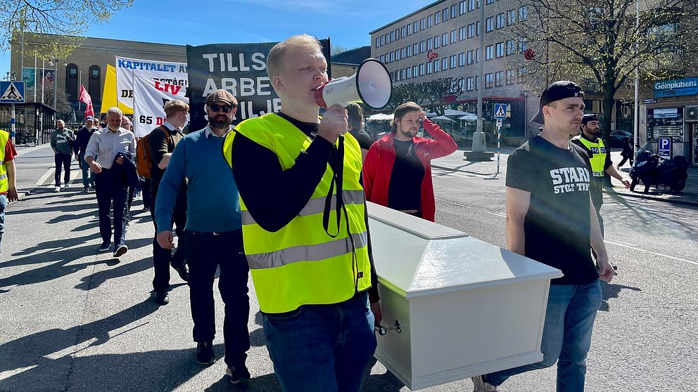 Människor manifesterar i Göteborg mot dödsolyckor på arbetsplatser.