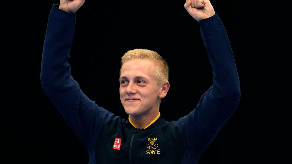 Victor Lundgren sträcker upp båda armarna i en segergest