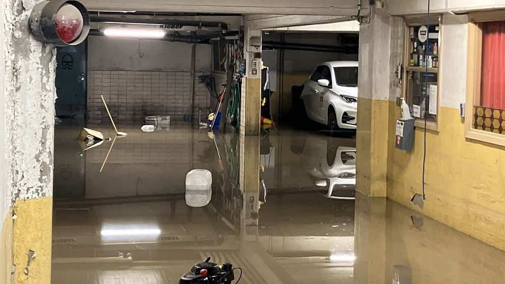 Hudiksvalls kommuns bilar skadades när ett garage blev översvämmat.