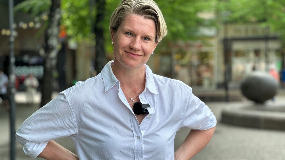 Politikern Micaela Löwenhöök står i centrala Skellefteå och ler in i kameran
