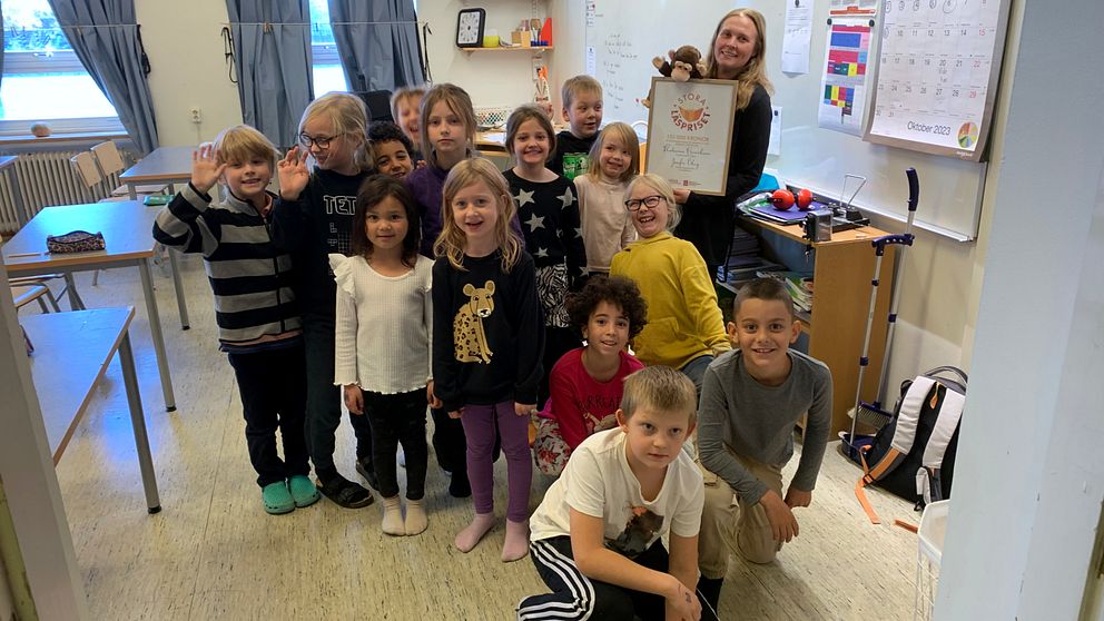 Läraren Josefin Öberg och alla 14 elever i ett klassrum på  Trehörningsjöskolan