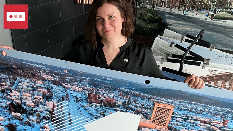 Skellefteå resecentrum projektledare Emma Johansson håller i en bild på projektområdet.