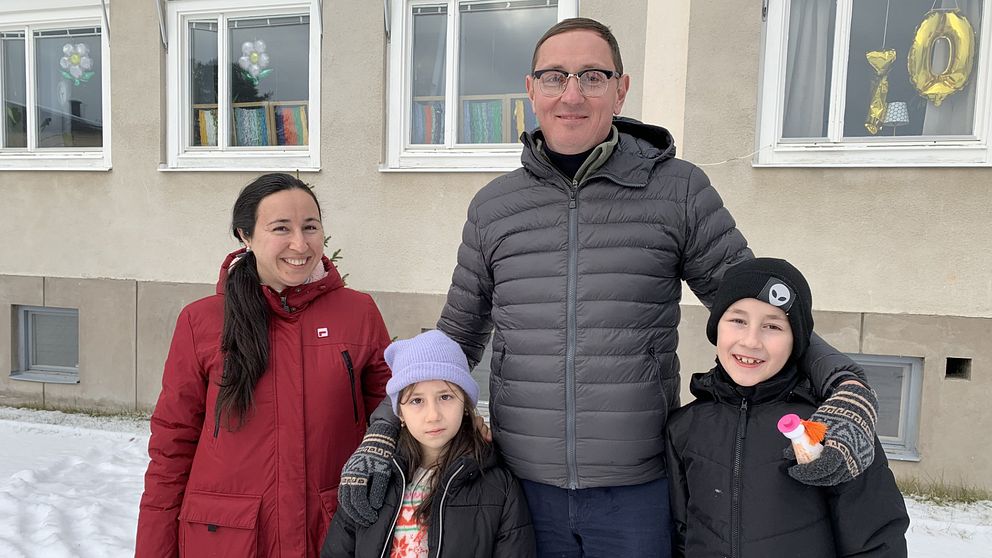Föräldrar och två barn från Ukraina framför skolan i Lillhärdal