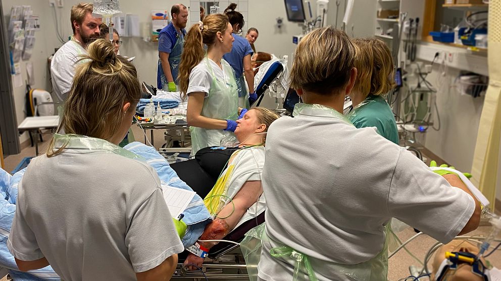 Läkare och sjuksköterskor inne på akutmottagningen