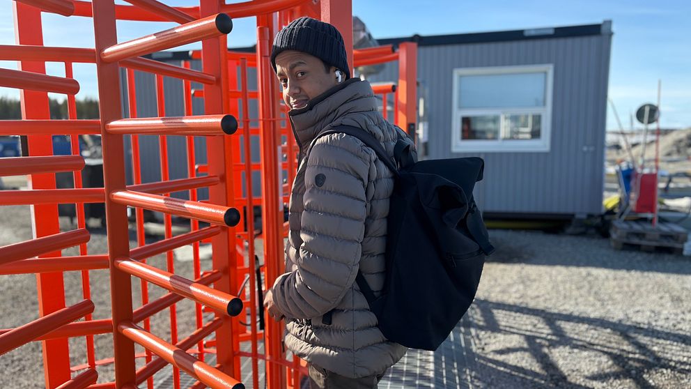 Anställd vid grinden vid batterifabriken.
