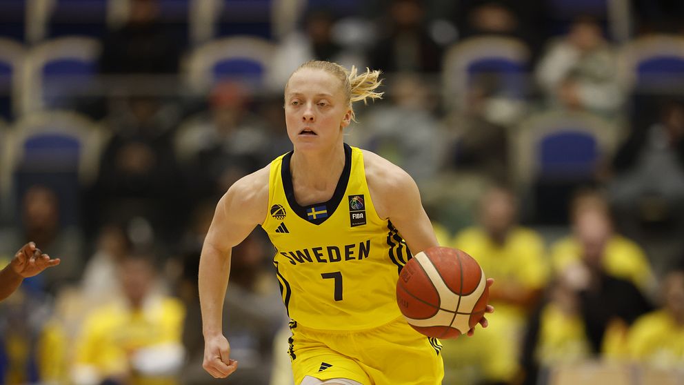 Klara Lundquist styrde det svenska spelet mot Danmark.