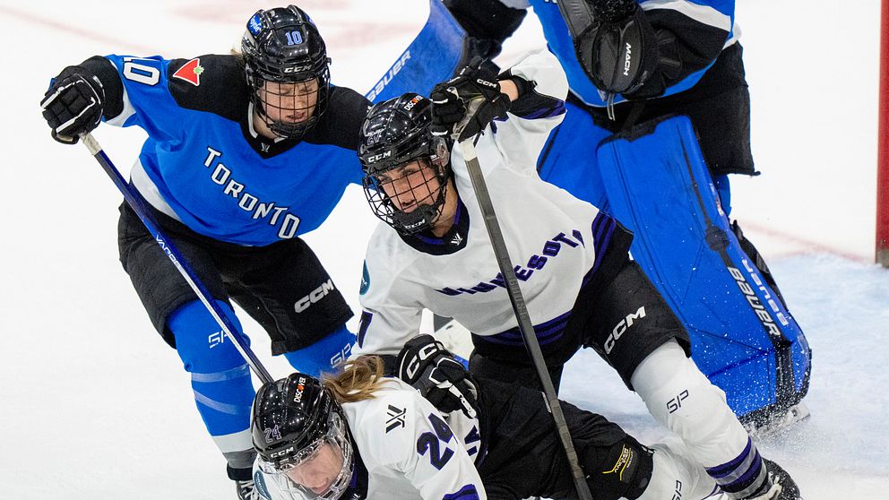 Torontos Alexa Vasko i en närkamp med Minnesotas Taylor Heise som har Abby Boreen liggande framför sig.