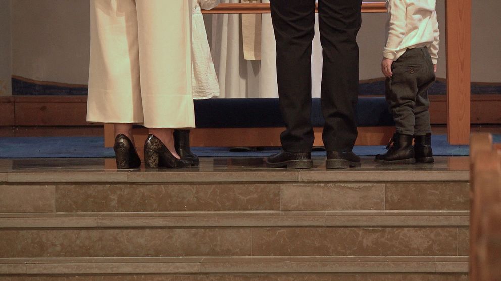 Två personer som gifter sig i Skönsmons kyrka. Man ser endast benen på personerna.