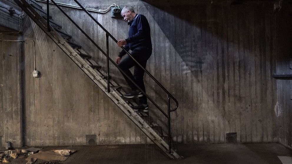Åke Smedberg går uppför en trapp i gruvan han vill göra till vätgasanläggning i Grängesberg.