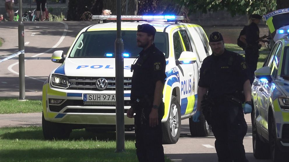 polisbilar framför brottsplatsen i Klara i somras