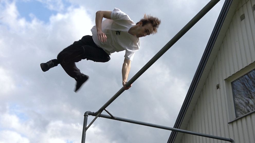 Kevin Franzén tränar parkour på en metallställning i sin trädgård i Bjuv.