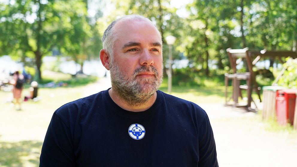 En man står och tittar på Fjällnorabadet i uppsala kommun