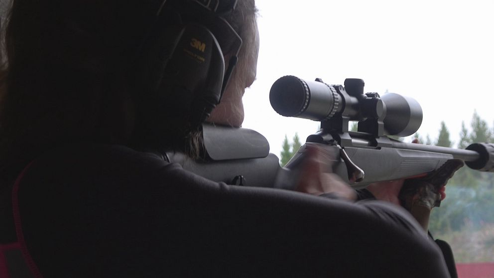 jägare siktar med sitt jaktvapen