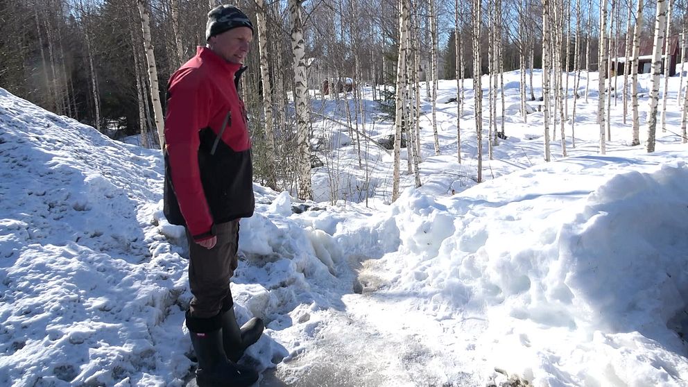 man står brevid kissfläck