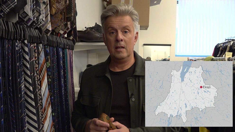 SVT-programledaren Henrik Krusvaal står i en klädbutik omgiven av olika slipsar som hänger på en klädhängare. I det nedre högra hörnet finns en karta som visar läget för Eksjö.