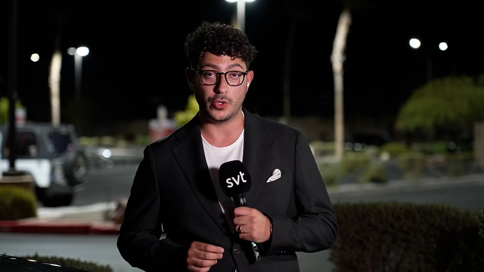 Fouad på mörk parkeringsplats